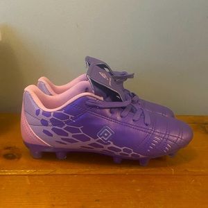 NWT Dream Pairs Soccer Clears Size 4 (big kids)